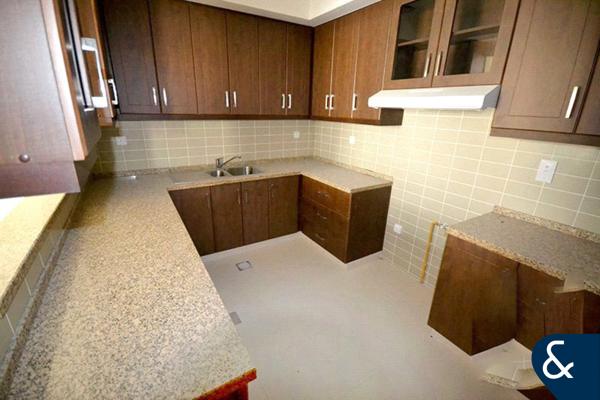 Corner 2E | 4 Bed | Maids | Good location